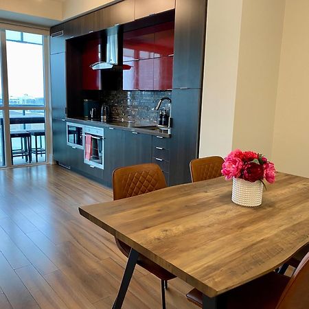 Central Toronto Suite - Free Parking, City Views, Near Cn Tower Extérieur photo