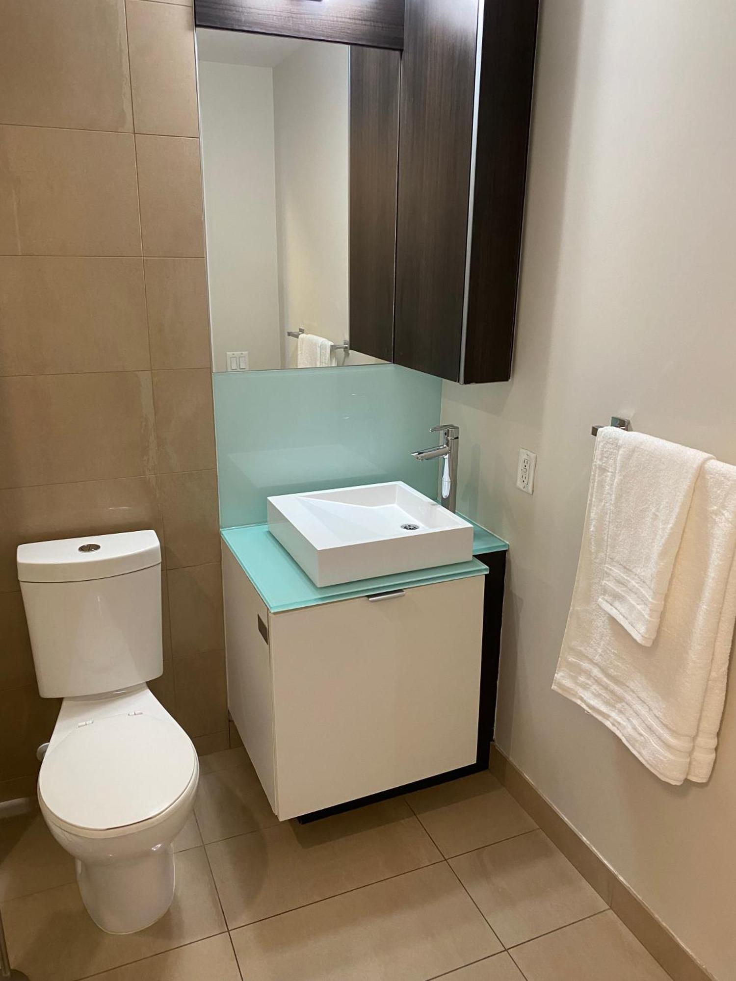 Central Toronto Suite - Free Parking, City Views, Near Cn Tower Extérieur photo