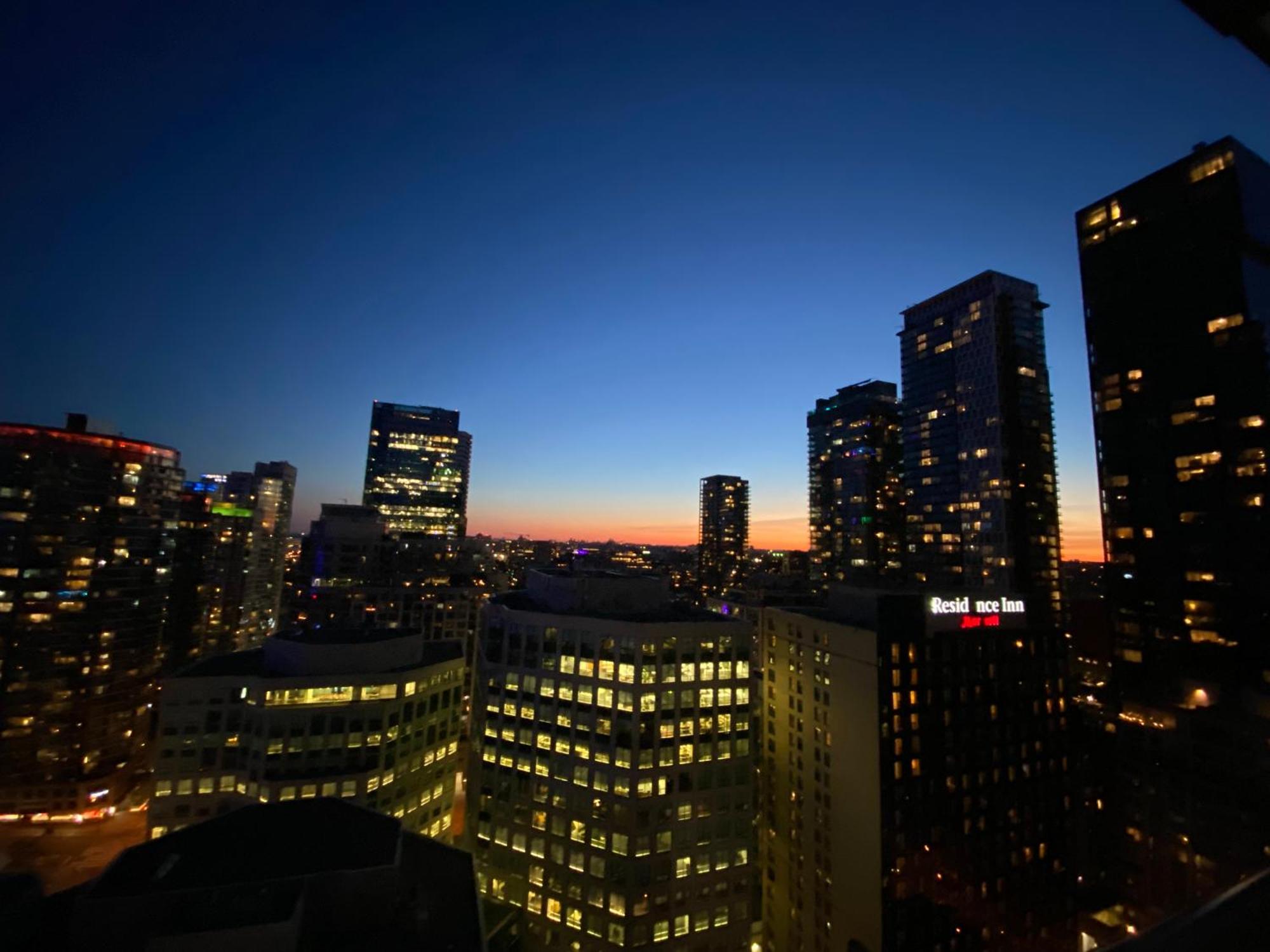 Central Toronto Suite - Free Parking, City Views, Near Cn Tower Extérieur photo