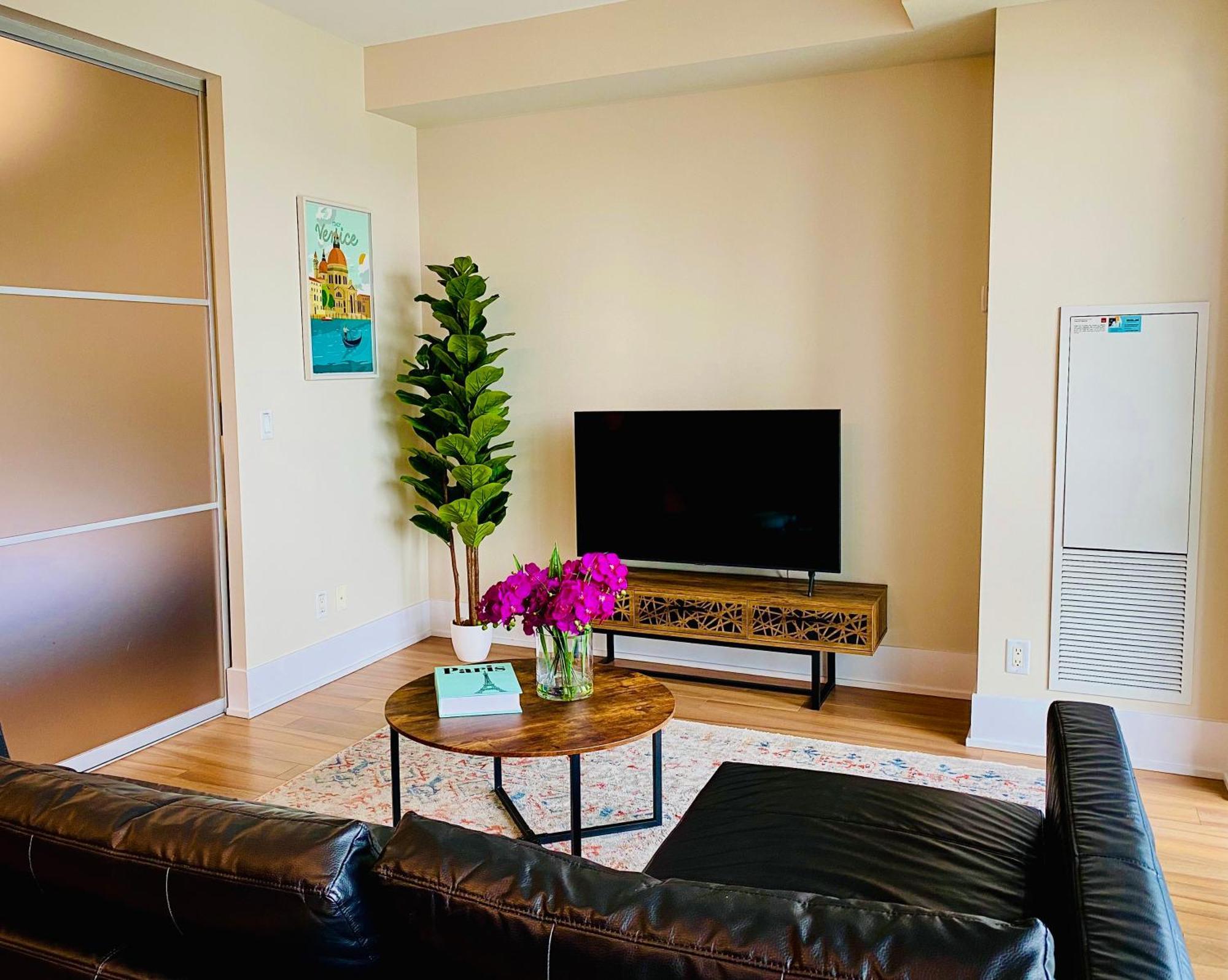 Central Toronto Suite - Free Parking, City Views, Near Cn Tower Extérieur photo